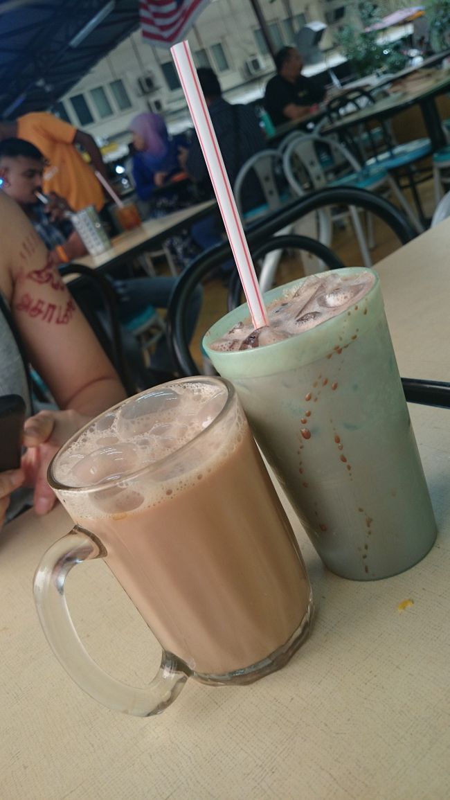 オープンテラス風インド料理屋さんにまた来ました♪<br /><br />アイスミルクティーとアイスミロ。<br /><br />