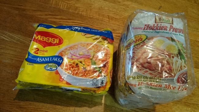 インスタント麺。<br /><br />右側は、地元の方一押しのを買ってみました。