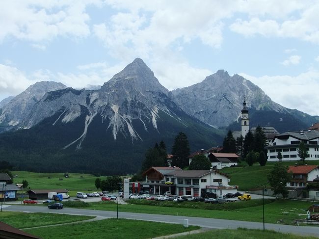 ベランダからの眺め（Lermoosの教会と中央がSonnenspitze）