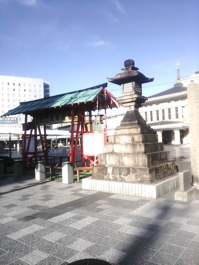 奈良の駅舎の広場に、<br />ワタシ奈良にきたきっかけ「春日大社」の看板…。