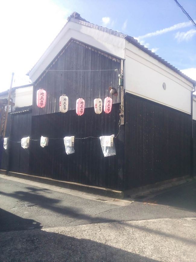 奈良の中央郵便局を探しているさいに見つけた…、<br />町並み…。<br />小さい祠があったり、川越みたい…。