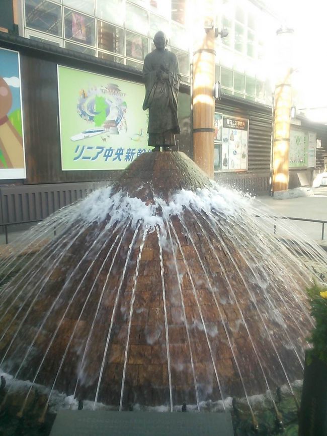 近鉄奈良駅前のオブジェ…。<br />行基さんの銅像。<br />まず、帰りの京都から新幹線で帰るので、<br />京都までの近鉄奈良駅からの特急を<br />予約した。<br />なにせ、弾丸でこの日帰るので…。<br />目的は、<br />東大寺内のフォーラム…。<br />一寸、このときは期待しすぎ…。