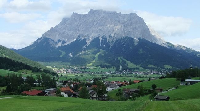 Grubigsteinbahn乗り場からハイキングコースらしき道が見えたので、少し歩いてみました。<br />Zugspitzeの麓まで見えるきれいな眺めです。<br />それにしても、存在感がスゴいです。<br />このエリアの方にとっては、日本の富士山みたいな存在なのでしょうか？（あくまで想像です^^;）