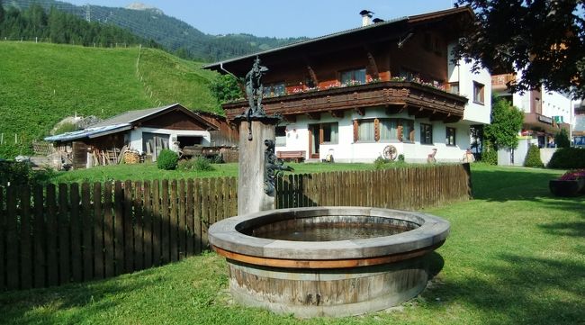 ツーリスト・インフォ近くの水場。<br />他の村にもありますが、私はこれらが飲める水だと知ったのは、旅行の終盤でした。<br />ペットボトルで汲んでいるツーリストを見かけて・・・<br />で、私も頂いてみると冷たくて美味しい水でした^^<br />そう言えば、今回の旅行で水は買うことがなかったです。