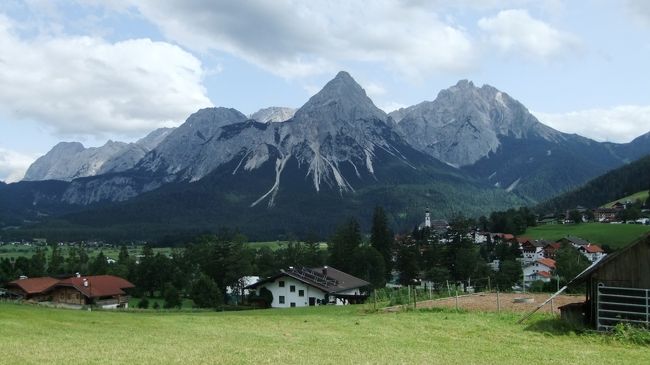 こちらはLermoosの駅付近からの写真かな？<br />駅は無人駅で、券売機も無さそうな雰囲気でした。<br />ちなみに、ペンションで教えてもらったのですが、6月に大雨が降って倒木があり、Garmisch Partenkirchen - Reutte間の鉄道は不通になっているとのこと。代替のバスがあるそうです。<br />どうりでDBで検索してもバスが出てきていた訳ですね・・・<br /><br />お天気の悪い日は、ノイシュヴァンシュタイン城とヴィース教会に行こうと思っていたのですが、これを知って行くのをやめることにしました。<br />代替バスって少し不安で・・・<br />もっとも、幸いと言うか、お天気が悪い日は1日だけで、その日はハイキング・ツアーに参加したのでした。<br />ノイシュヴァンシュタイン城とヴィース教会はまた次回にでも(笑)<br />