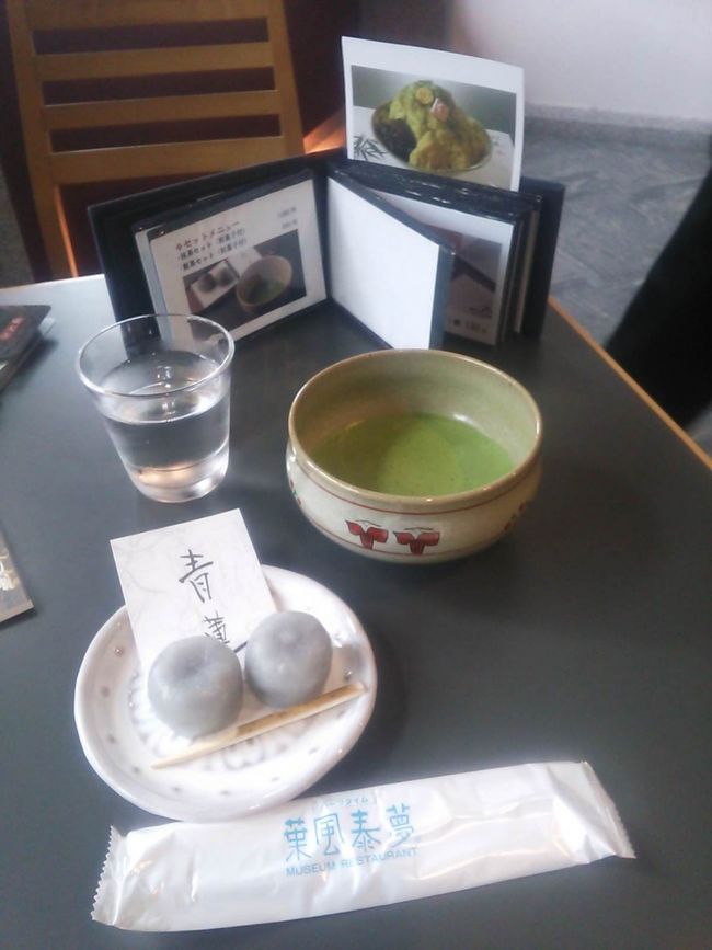 抹茶＋水あんこ玉は、(^q^)…。<br />土産もあるが、通用2日…の賞味期限。<br />あついなか、持っていると、悪く成りそうなんで買うのやめた…。<br />葛は、吉野くず。それに、蓮の根っこをいれているとか？<br />喫茶室は、南大門の下の処で、喫茶室から眺める…。