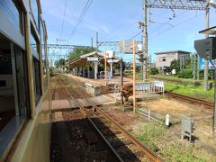 途中の日永駅です。内部線と八王子線が分岐していて、ホームがＹ字型になっています。