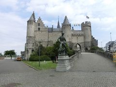 エスコー川（シュヘルト川）の近くで観光バスを降りて、
川沿いに進みます。
ステーン海洋博物館（国立海洋博物館）です。
夜はライトアップされるそうです。