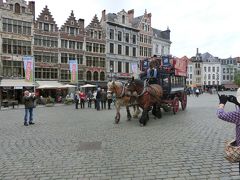 アントウェルペンの中心地、マルクト広場にやって来ました。
グロート・マルクトと言うそうです。
ここにも観光馬車があります。
