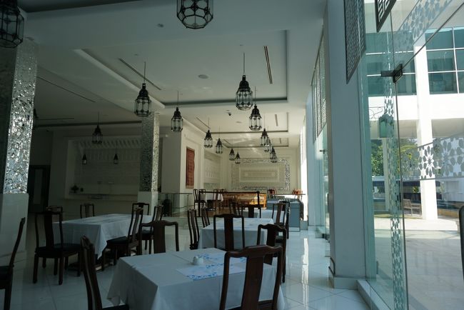 開館と共に、併設されているレストランへ〜<br /><br />３人ともお腹が空きすぎて、走って向かいました(笑)<br /><br />