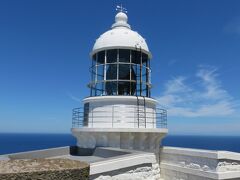 経ヶ岬灯台・・・明治31年に創建された灯台

丹後半島の最北端にたたずみ、その白亜な外観が日本海と空の碧さに溶け込み、本当に美しいです

「日本の灯台50選」に選定されています