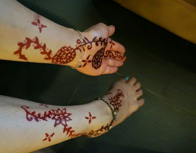 手と足にヘナタトゥ―しました♪<br /><br />だいたい１週間〜２週間残ります。