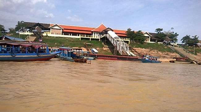 トンレサップ湖のボートのチケットの販売のところです。