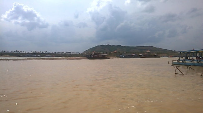 トンレサップ湖の水上生活を見学していた､今年7月は水が少なかったです｡