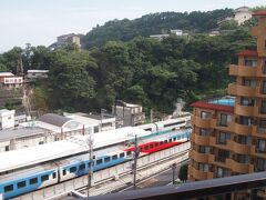 鉄子の私には嬉しい(笑)、電車+駅viewですよ〜^^/　伊豆急行の伊豆熱川駅の目の前のホテルだったのね、ここって。　ちなみに、特急踊り子号も停車します。　今年3月に河津桜を見に行った時に、この駅でたくさんの人が乗降したのを覚えています。　そのおかげで、帰りはこの駅で座れたんです。　河津桜を見に行った時の旅行記は、
http://4travel.jp/travelogue/10994184

ちなみに、ホテルの建物自体は駅の目の前ですが、ホテルのエントランスは駅前の急な坂道を上ってぐるっと回った道路側なので、ホテル⇔伊豆熱川駅(熱川バナナワニ園)の無料送迎バスが出ているそうです。