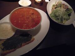 アムステルダム　スキポール空港に到着し、この日は空港近くのハイアットプレイスに宿泊。
眺めの良いツインでどうやらアップグレードされている模様。

夜ご飯は１Ｆのレストランでスープとシーザーサラダ。
２人分で５０ユーロ超・・・結構高価。