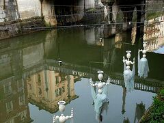 リュブリャニツァ川は、スロベニアの首都リュブリャーナを貫いて流れる川。
規模的には短くて全長は４１ｋｍ。その半分は、鍾乳洞などの地下を流れる川なんだそうです。

この画像でも分かるとおり、リュブリャニツァ川自体は大河ではありませんが、リュブリャーナを過ぎた後はサヴァ川に合流し、その後はセルビアのベオグラードでドナウ川に注いでいるんだそう。

そんなリュブリャニツァ川に架かっているのは上述の三本橋トロモストウイエだけではありません。
三本橋からちょっと上流にあるこの橋は≪靴屋の橋≫。
三本橋を設計したのと同じ建築家プレチニクの作で、石柱が多数並んでいるのですぐ分かります。
昔はこの橋の上で開業する靴屋さんが多かったのが、名前の由来だそうです。

この日は、その≪靴屋の橋≫近くに人形がずらり。
何のオブジェだろうと思っていたら、翌日にはもう無くなってました。