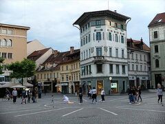 フランシスコ教会前のプレシェーレン広場。

ここがリュブリャーナ観光の基点になっていて、すぐそばに三本橋が架かるリュブリャニツァ川があっておしゃれなカフェやレストランが並んでいたり、デパートや商店が連なる通りがあったり。
観光案内所もあってリュブリャーナ城への道筋にもなっているため、広場自体を見学するつもりの無い人でも、必ず一度は通る場所になるはず。

あれ？　金曜日の夕暮れなのに、人が少ないように見えるのは、雨上がりのせい？

ここで見えている白壁のアールヌーボー様式の建物は、ハウプトマン・ハウス。
１８９５年の地震に耐えて残った建物なんだそう。
博物館にでもなっているのかなと思いましたが、内部公開はしていないようで残念。