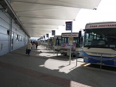 9：40　ショッピングセンターの3階にあるバスターミナルに到着。
9：50　路線バスに乗り換えて出発。　