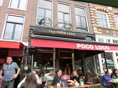 カフェが並んでいますが、どこもほぼ一杯です。
Cafe Poco Loco
Nieuwmarkt 24
1012 CR Amsterdam