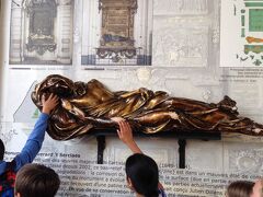 セルクラースの像
触ると幸運が訪れると言います
市庁舎の横の路地にある