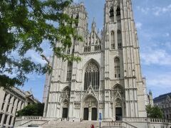 ギャラリー・サンチュベールを通って、
サンミッシェル大聖堂を見て、
ブリュッセル公園に行こうとしたら、
偶然一緒に来た2人と会って同行します。