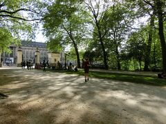 ブリュッセル公園には、現地の人たちでしょうか、
大勢がくつろいでいた。
