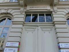 楽器博物館のつもりで撮ったが、どうも隣りの建物のようです。
ここはMagritte Museum、マグリット美術館で、楽器博物館と王立美術館の間にある。
何れにしろ月曜日で閉まっていたと思います。