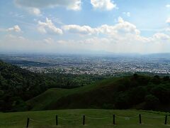 若草山は車で１５分程度で登れます！
時間があれば自分の足でも登りたかった。

奈良市が一望できて、眺めがいい！！