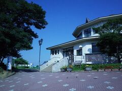 最初の温泉、天空の湯に到着！

丘を登り１５分ほどの所要です。駅近ではないかも笑



８時からの営業なのでちょうど開店時間に到着しました。

　名の通り天空に近い？甲府盆地一望の温泉です。夜行くと夜景で綺麗かもしれません。ちなみに温泉は少しぬめりのある温泉でした。


　温泉施設にも土産を売っているところがありましたがホテル側のほうが多く売っていました。

　朝飯を食べる予定でしたが時間外でした。周りにも店がないので朝食は抜きです(>_<)
