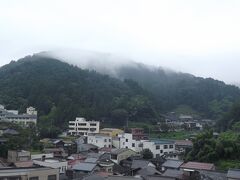 客室からの眺望

もや、、霧、、近くには、有名な竹田城もありますが、、