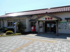 〔 智頭駅 〕

およそ１時間で智頭急行線の終点「智頭駅」へ到着。
列車はこのままJR因美線に乗り入れ鳥取県の倉吉まで行きますが、今回の旅ではここで途中下車し、この智頭の町を散策していくことに☆

もう鳥取県に入っているんですけど、思ってた以上に移動時間がかからなかったな。
さすが最高時速130キロの智頭急行ってところでしょうか。