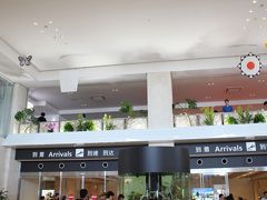 ANA直行便にて石垣島へ
新しい空港は３年前に出来たそうです。
名前は南ぬ島石垣空港というらしいです。

写真の中央下にある水槽で
到着後のテンションが上がりますね♪