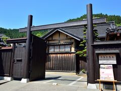 〔 石谷家住宅 〕

しばらく街道に沿って歩いてゆくと、立派な門構えのお屋敷が！

江戸時代前期の元禄時代から代々続く商家で、この地の大庄屋も務めたという「石谷家」の邸宅で、現在は中を見学できるようになっています。