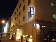 駅から今夜泊まる『岩見沢ホテル5条』へと急ぎます。

私たちよりも一日早く北海道入りしたみらちゃん、お仕事を終えたチャミちゃんともこのホテルのロビーで待ち合わせていました。

電車が遅れたせいで、待ち合わせ時刻に遅くなってゴメンね〜。
でも、この日が初対面のチャミちゃん＆みらちゃんは旧知の仲のように話し込んでました。
