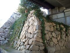 三原駅の敷地内にお城の石垣。広島県内では良くある事です。