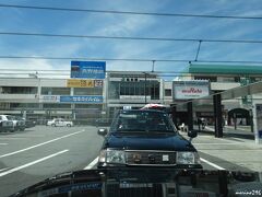 松本駅前　１０：５３頃

コインロッカーに荷物を預け、タクシーで待ち合わせ場所の松本城へ向かいます。
この時点で気温は３４℃（暑い！）

関東組は、新宿８：００発のスーパーあずさ５号を利用し松本１０：３７着。
名古屋方面組は、名古屋８：００発のワイドビューしなの３号で松本１０：０５着。

タクシーの運転手さんの説明では、「松本は湿度が低いので、気温が高くても蒸し暑さはないよ」とのことですが、でもやはり暑かったです。