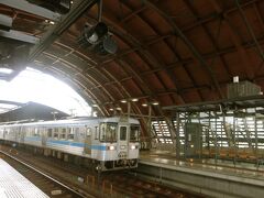 高知駅到着
駅前広場にあるインフォメーション(とさてらす)で、桂浜の行き方とうなぎ屋さんを教えてもらいました。とても親切。セブンイレブンでコーヒー休憩 100円

駅ナカに土産物屋さんがあり日本酒を買おうと見繕った。重いから帰りにと思ったら夜は閉まってた(あたりまえ)。買ってロッカーに入れておけばよかったかな。文旦は時季がちがうのでないのだそう(そっか)。

帰りは大阪行き夜行バスが満席だったので、高松から船で帰ろうと思います。切符を買って、高松までの時刻表をもらう。最終は9時20分