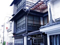 5：30過ぎ、朝食の前に松本城まで行ってきます。

旅行に来てると起きるのが早いんですよね。

それにしても素晴らしい建物です。