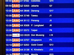 KLIA2到着。
あんまり寝れなかった。寒いし。
このままKota Bharuへ。
Kota Bharu行きは、下から3つ目。
マリンドエアが1つあるけど、その他は全部エアアジア。
KLIA2は、ほぼエアアジア専用空港？
エアアジア恐るべし。
