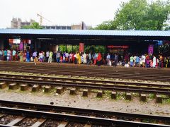 エアポート駅は対面式のホームになっており、中心部のコムラプールへ向かう列車に乗る場合は空港とは反対側のホームから出発する。