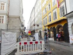 「モーツァルトの生家」の前は・・・

ご覧の通り掘り起し中です