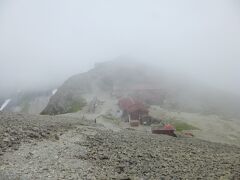 雲に覆われた稜線上を進んでいくと、南岳山頂から南岳小屋が見えました。