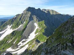 難関の大キレットへ。大キレットを間近に見ようと南岳小屋に来たものの、初心者なので下山は別ルートを利用するつもりでしたが、小屋で話を聞いたりするうちに行けるかもという気になり、挑戦することにしてしまいました。
出発時は強風でしたが、しばらくして止んだのが幸いでした。
