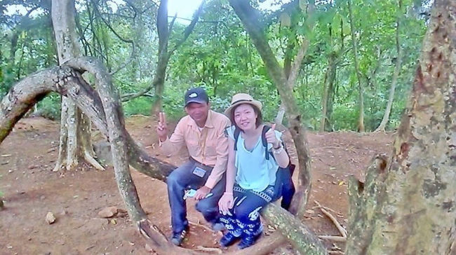 プノンバケン丘に登る途中で記念撮影を撮りました。