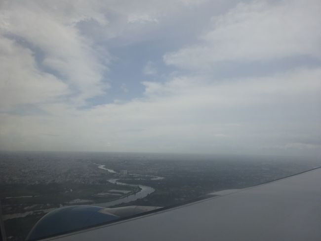 サイゴン川が見えて来ました<br />間もなくホーチミン到着です