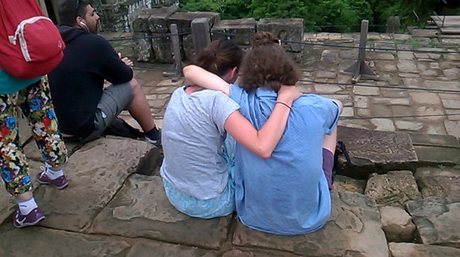 白人の男女は夕焼けを見っている。幸せなカップルですねぇ｡