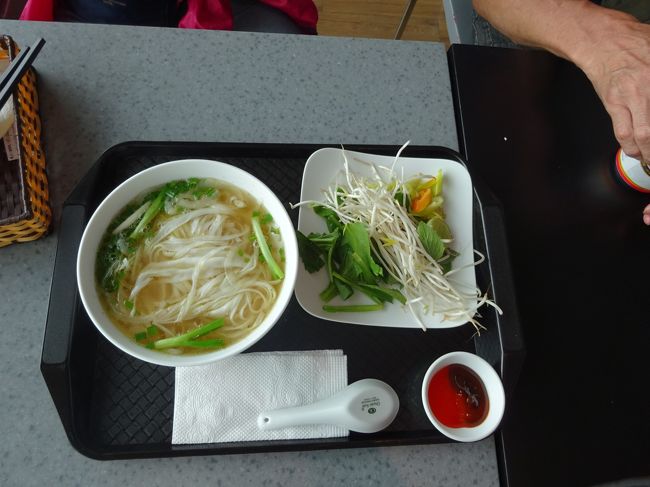 ベトナムのフォーボーで小腹を満たし