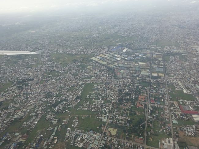ホーチミンの街並みを眼下に見ながら離陸<br />約１時間のフライト