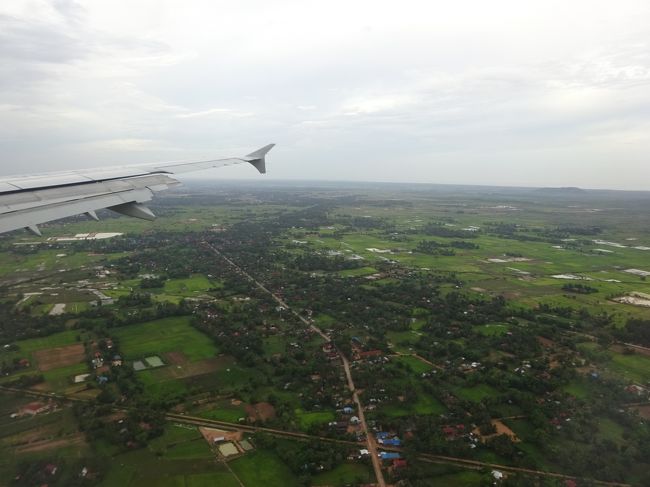 雨季らしい緑が映えるカンボジアの大地を見下ろしながら<br />間もなくシェムリアップ到着です